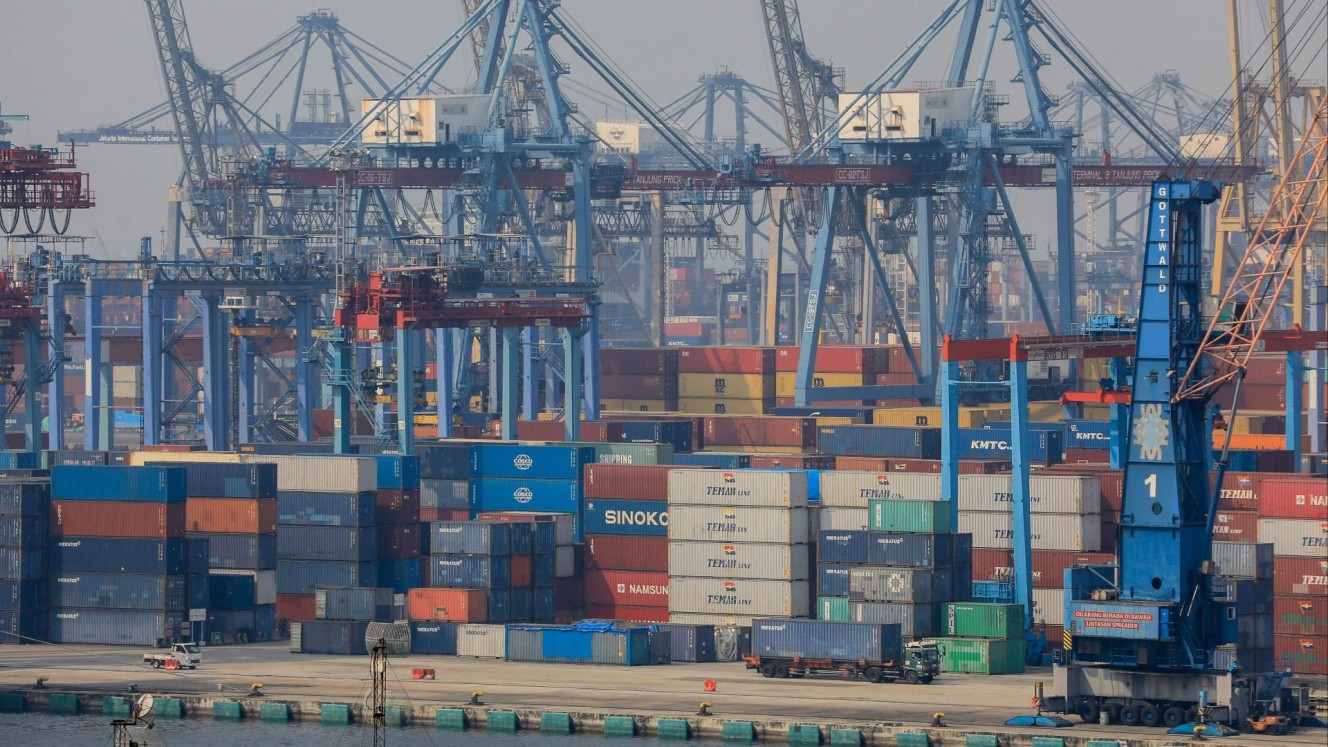 Aktivitas bongkar muat peti kemas di pelabuhan Tanjung Priok, Jakarta, Senin (15/7/2024). Bisnis/Eusebio Chrysnamurti