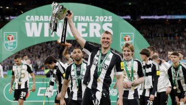 Minggu Istimewa Dan Burn, Masuk Timnas Inggris, Bawa Newcastle Juara Carabao Cup