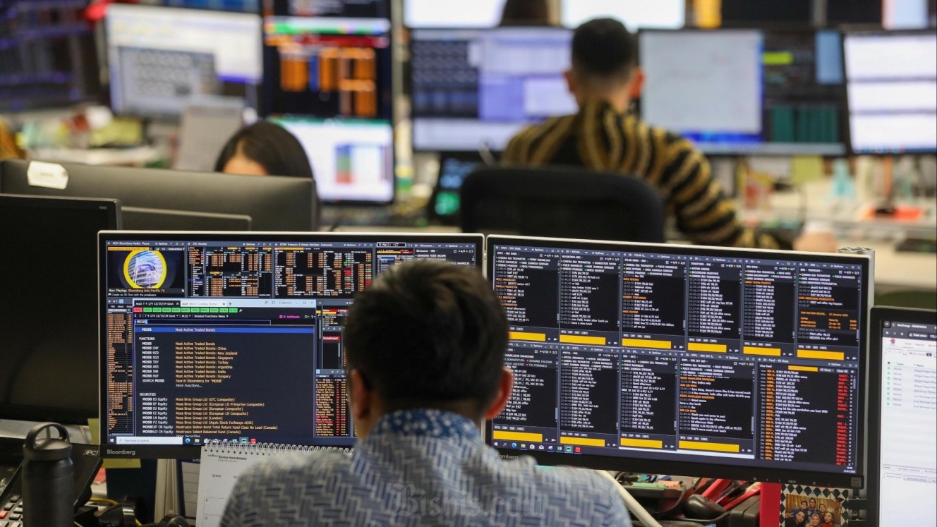 Illustration of an employee observing the movement of bond investment screens in the BNI Dealing Room, Jakarta, some time ago./Bisnis - Himawan L Nugraha.