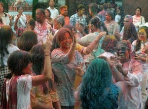 Warga Bali dan India Menari Saat Perayaan Festival Holi di Bali