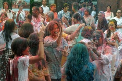 Warga Bali dan India Menari Saat Perayaan Festival Holi di Bali