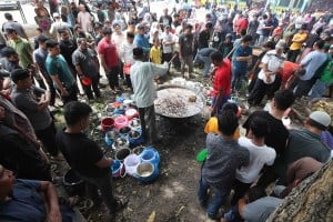 Warga di Aceh Gotong Royong Memasak Menu Kuliner Tradisional Khas Aceh Kuah Beulangong