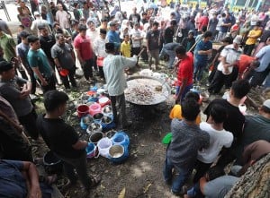 Warga di Aceh Gotong Royong Memasak Menu Kuliner Tradisional Khas Aceh Kuah Beulangong