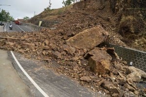 Jalan Alternatif di Gunung Kidul Tertimbun Tanah Longsor