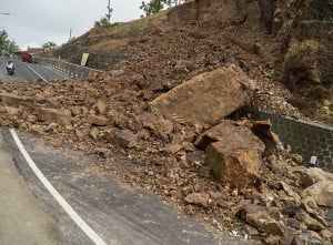 Jalan Alternatif di Gunung Kidul Tertimbun Tanah Longsor