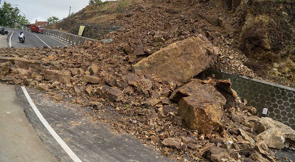 Jalan Alternatif di Gunung Kidul Tertimbun Tanah Longsor