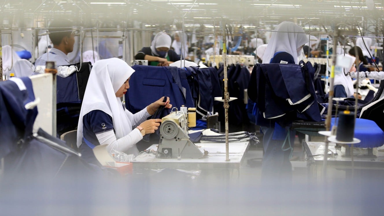 Pekerja melakukan proses produksi pakaian di Pabrik PT Trisco Tailored Apparel Manufacturing di Katapang, Kabupaten Bandung, Jawa Barat, Kamis (27/2/2025). JIBI/Bisnis/Rachman