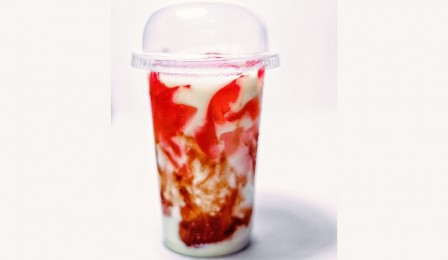 Minuman Takjil dari Buah Stroberi di Negeri Sejuta Pesona