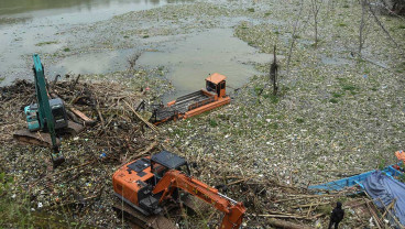 Bendungan Leuwikeris di Ciamis Dipenuhi Sampah Rumah Tangga
