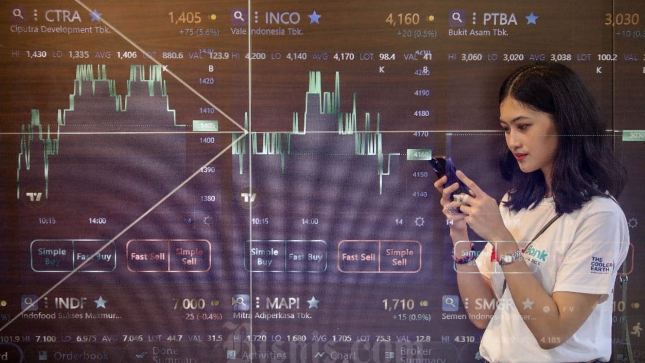 Investor mengamati pergerakan harga saham di Jakarta. Pemerintah menolak kebijakan sebagai penyebab IHSG anjlok, mengklaim kepercayaan investor tetap kuat dan stabil. Bisnis/Eusebio Chrysnamurti