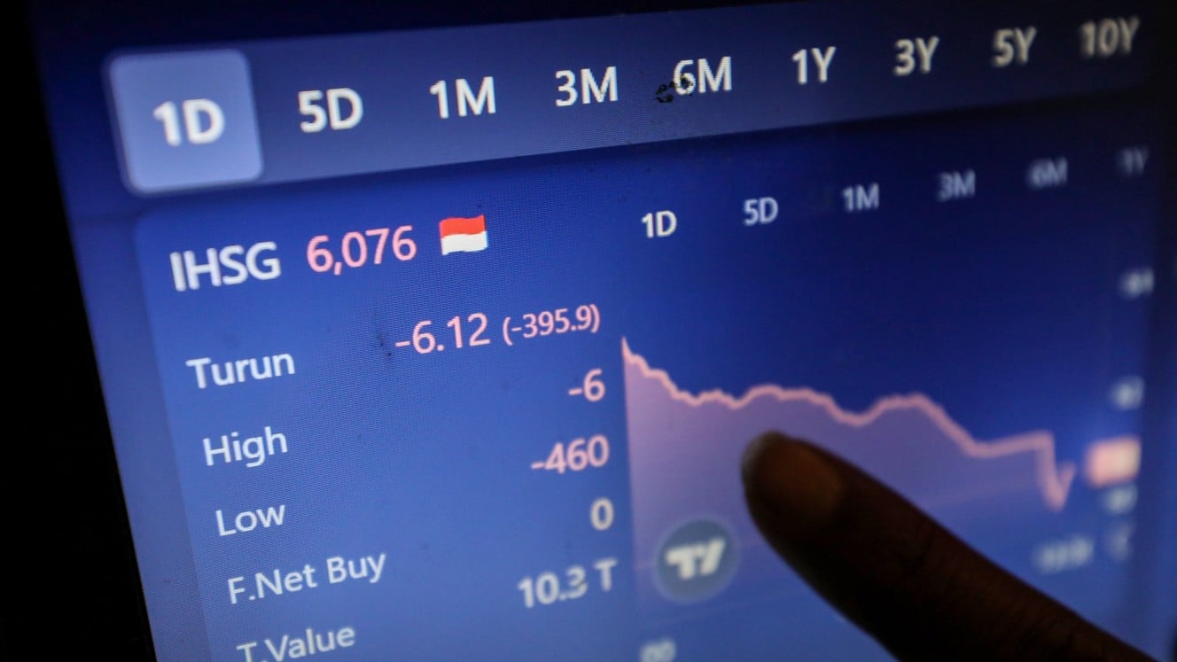 Investor mengamati pergerakan Indeks Harga Saham Gabungan (IHSG) di Jakarta, Selasa (18/3/2025). IHSG) terjun bebas pada Selasa (18/3/2025) dan membuat BEI melakukan pembekuan perdagangan sementara atau trading halt. Trading halt ini merupakan trading halt pertama yang dilakukan BEI sejak 2020.  Bisnis/Eusebio Chrysnamurti.