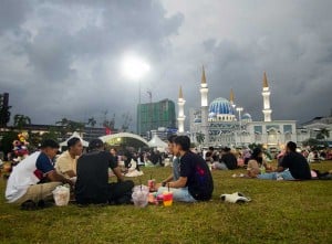 Suasana Ngabuburit Warga Malaysia di Padang MBK 1