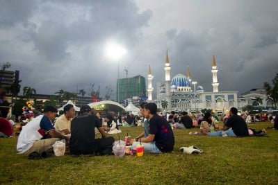 Suasana Ngabuburit Warga Malaysia di Padang MBK 1