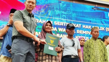 Dorong Pengembangan Rempang Eco-City, AHY Serahkan SHM Kepada Warga Tanjung Banon