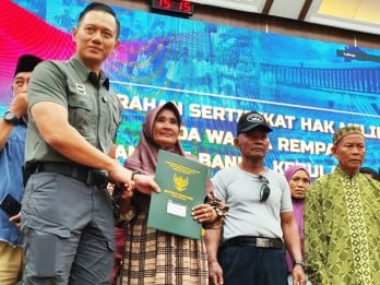 Dorong Pengembangan Rempang Eco-City, AHY Serahkan SHM Kepada Warga Tanjung Banon