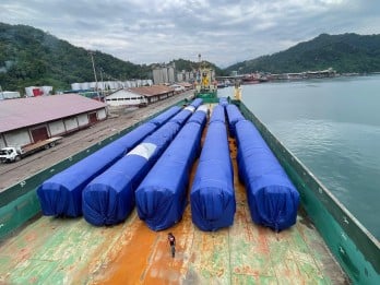 12 Unit Kereta Api Baru Tiba di Teluk Bayur Padang