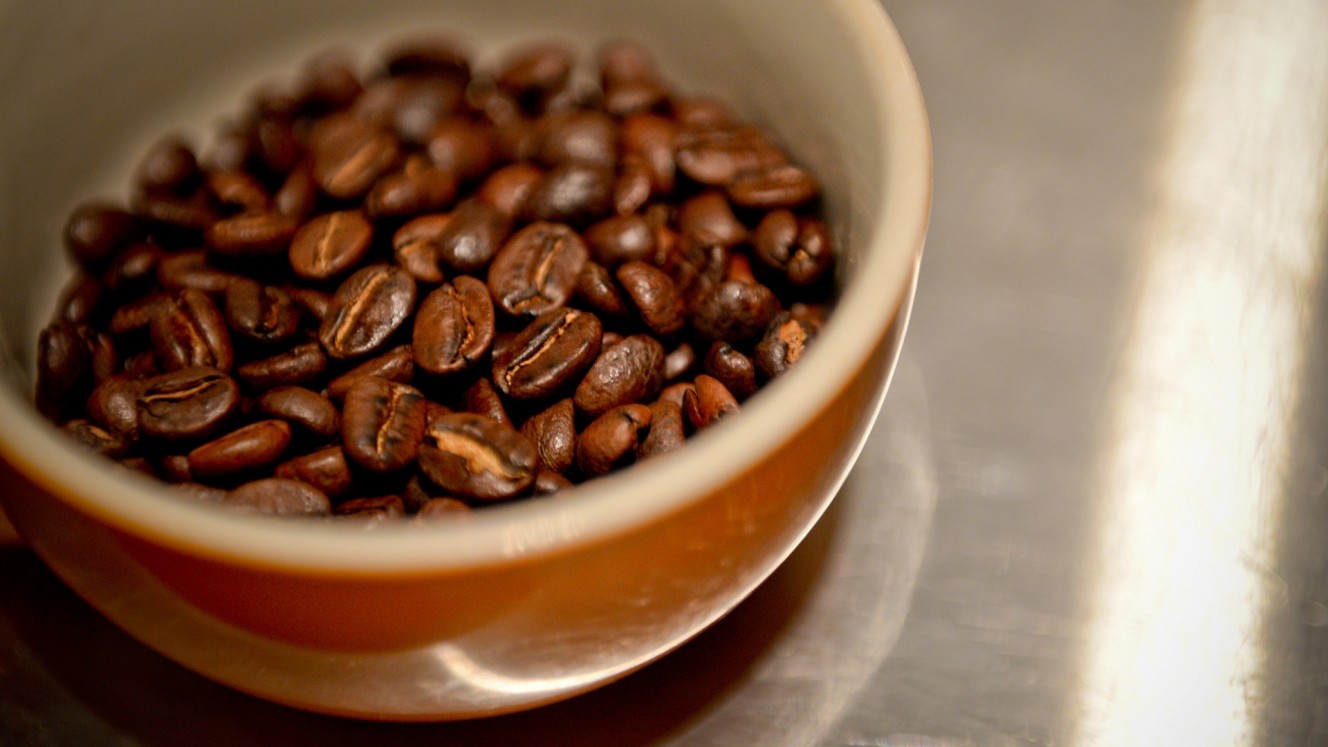Biji kopi dalam gelas yang disiapkan di Barista Basics Coffee Academy, Sydney, Australia. / Bloomberg-Jeremy Piper