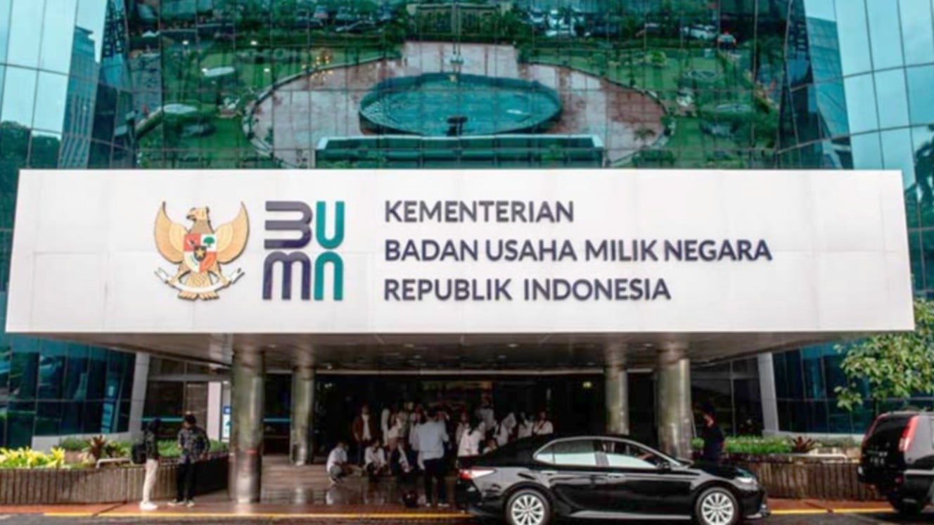 Logo baru Kementerian Badan Usaha Milik Negara (BUMN) terpasang di Gedung Kementerian BUMN, Jakarta, Kamis (2/7/2020)/Antara Foto-Aprillio Akbar