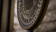 Wall Street Menghijau, US Treasury Loyo setelah The Fed Tahan Suku Bunga