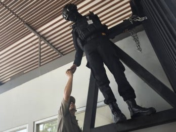 Pintu Gerbang Pancasila DPR Dirantai Besi saat Paripurna Pengesahan RUU TNI