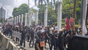 Aksi Massa Bergeser dari Gerbang Pancasila ke Pintu Depan DPR RI