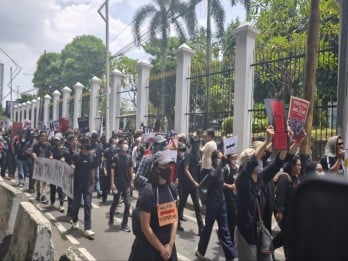 Aksi Massa Bergeser dari Gerbang Pancasila ke Pintu Depan DPR RI