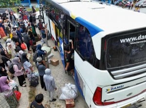 Terminal Baruga di Kendari Mulai Dipadati Warga Yang Memilih Mudik Lebaran Lebih Awal