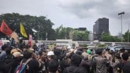 Demo Tolak RUU TNI, Aksi Massa Blokir Jalan Gatot Subroto arah Slipi