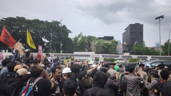 Demo Tolak RUU TNI, Aksi Massa Blokir Jalan Gatot Subroto arah Slipi