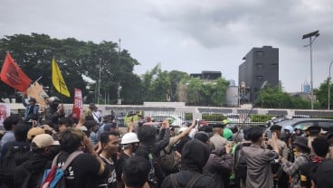 Demo Tolak RUU TNI, Aksi Massa Blokir Jalan Gatot Subroto arah Slipi