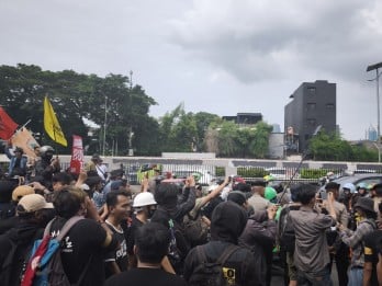 Demo Tolak RUU TNI, Aksi Massa Blokir Jalan Gatot Subroto arah Slipi