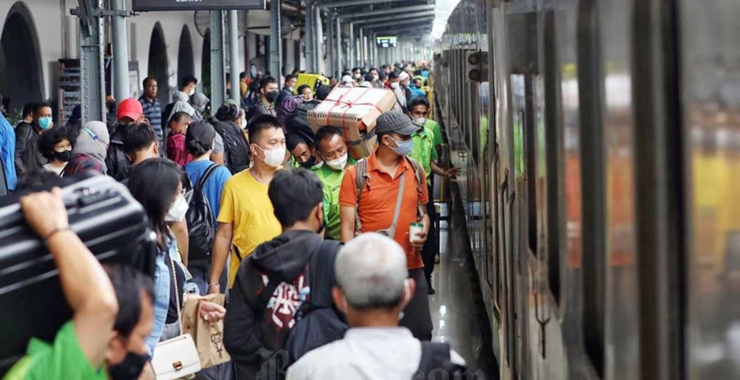 Tourism Ministry Optimistic on Money Circulation During Lebaran, Experts Disagree