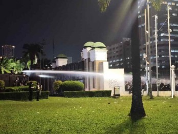 Polisi Kerahkan Water Cannon Pukul Mundur Massa Aksi Demo Penolakan RUU TNI