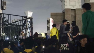 40 Menit Menegangkan Bentrokan Aparat & Demonstran Anti RUU TNI