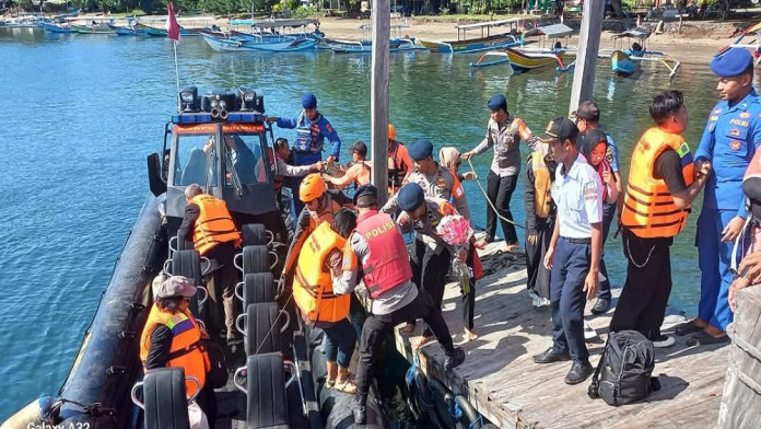 Kapal Feri Kandas di Gilimanuk, Penumpang Dievakuasi