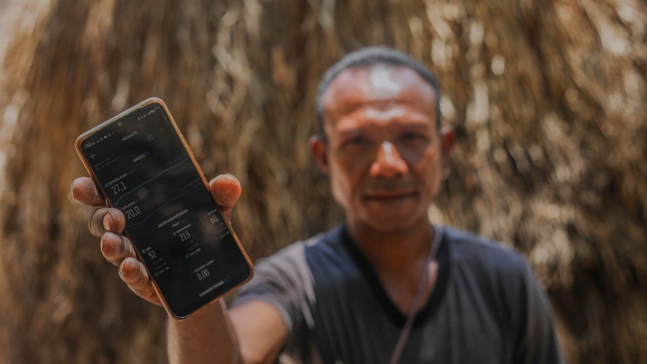 SUKU BOTI Warga Suku Boti menunjukan hasil kecepatan internet menggunakan smartphone di depan Ume Kbubu atau rumah bulat di Desa Boti, Timor Tengah Selatan, Nusa Tenggara Timur (NTT), Minggu (26/11/2023). Bisnis/Himawan L Nugraha