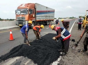 Proses Perbaikan Jalan Berlubang di Ruas Tol Pemalang-Batang Jelang Arus Mudik