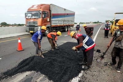 Proses Perbaikan Jalan Berlubang di Ruas Tol Pemalang-Batang Jelang Arus Mudik