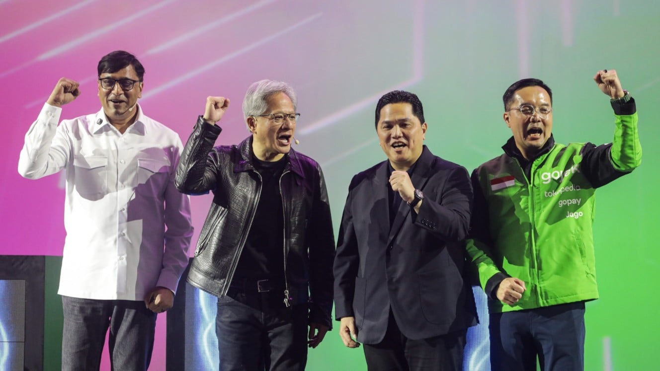 Menteri BUMN Erick Thohir (kedua kanan), President Director & CEO Indosat Ooredoo Hutchison Vikram Sinha (kiri), Founder & CEO Nvidia Jensen Huang (kedua kiri), dan President Director & CEO GoTo Group Patrick Walujo berpose saat acara Indonesia AI Day 2024 di Jakarta, Kamis (14/11/2024)./Bisnis/Arief Hermawan P