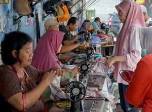 Permintaan Jasa Permak Celana atau Baju Jelang Lebaran Meningkat Hingga 75%