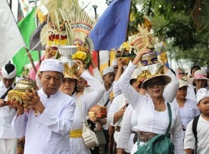 Umat Hindu di Surabaya Ikuti Upacara Melasti di Pantai Kenjeran