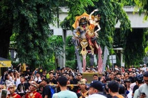 Sejumlah Umat Hindu Mengarak Ogoh-Ogoh Saat Mengikuti Pawai di TMII