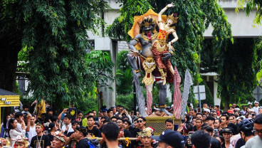 Sejumlah Umat Hindu Mengarak Ogoh-Ogoh Saat Mengikuti Pawai di TMII