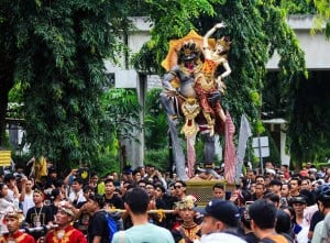 Sejumlah Umat Hindu Mengarak Ogoh-Ogoh Saat Mengikuti Pawai di TMII