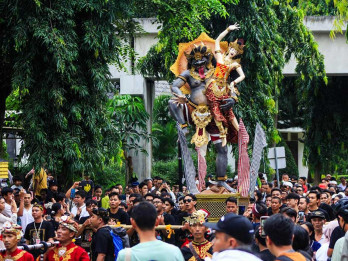 Sejumlah Umat Hindu Mengarak Ogoh-Ogoh Saat Mengikuti Pawai di TMII