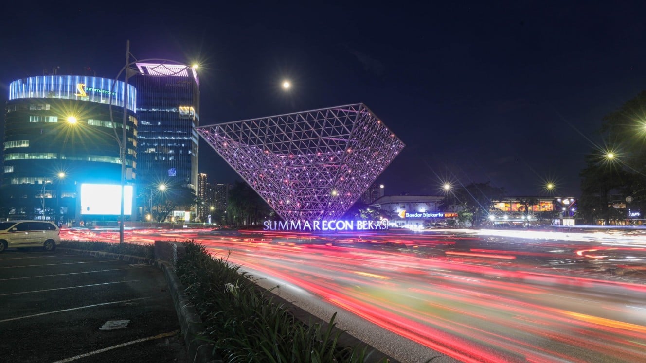 Kendaraan melintas di kawasan Landmark Summarecon Bekasi, Jawa Barat, Kamis (5/1/2025). PT Summarecon Agung Tbk. (SMRA) bocorkan rencana ekpansi 2025. Bisnis/Himawan L Nugraha