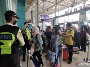 Pemudik Mulai Padati Stasiun Senen pada H-7 Lebaran 2025