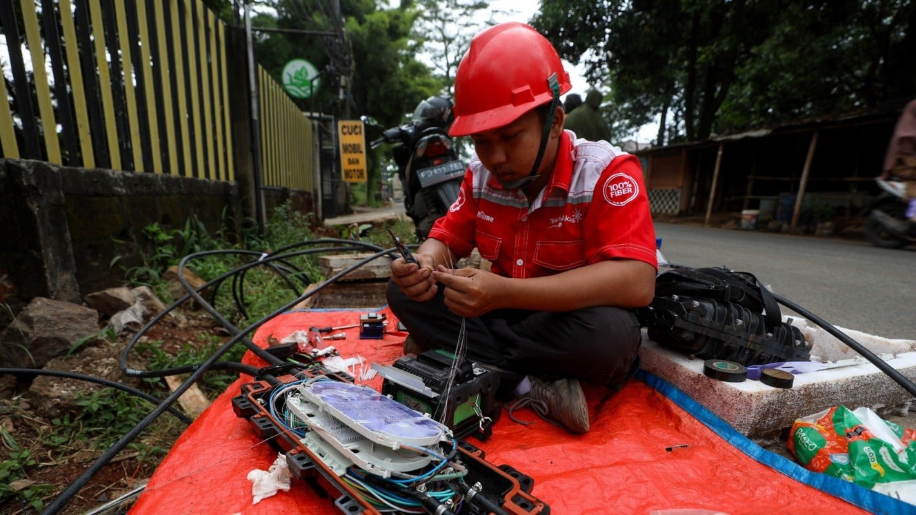 Teknisi melakukan perbaikan jaringan fiber optik di Bogor, Jawa Barat, Senin (17/6/2024). /Bisnis/Abdurachman