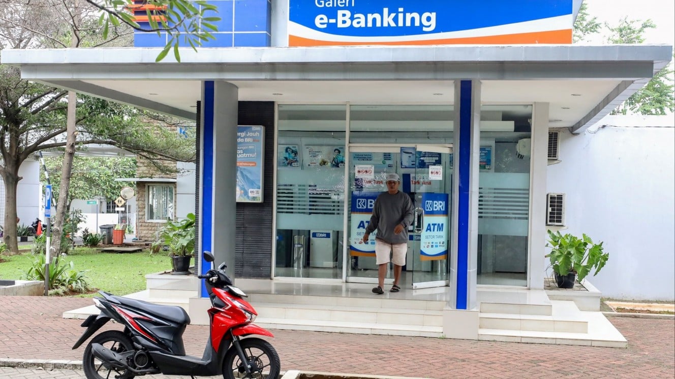 Nasabah melakukan transaksi melalui mesin atm PT Bank Rakyat Indonesia (Persero) Tbk. (BBRI) di Jakarta, Kamis (26/12/2024). (Bisnis/Eusebio Chrysnamurti)