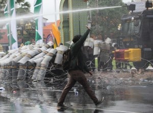 Unjuk Rasa Menyikapi UU TNI di Surabaya